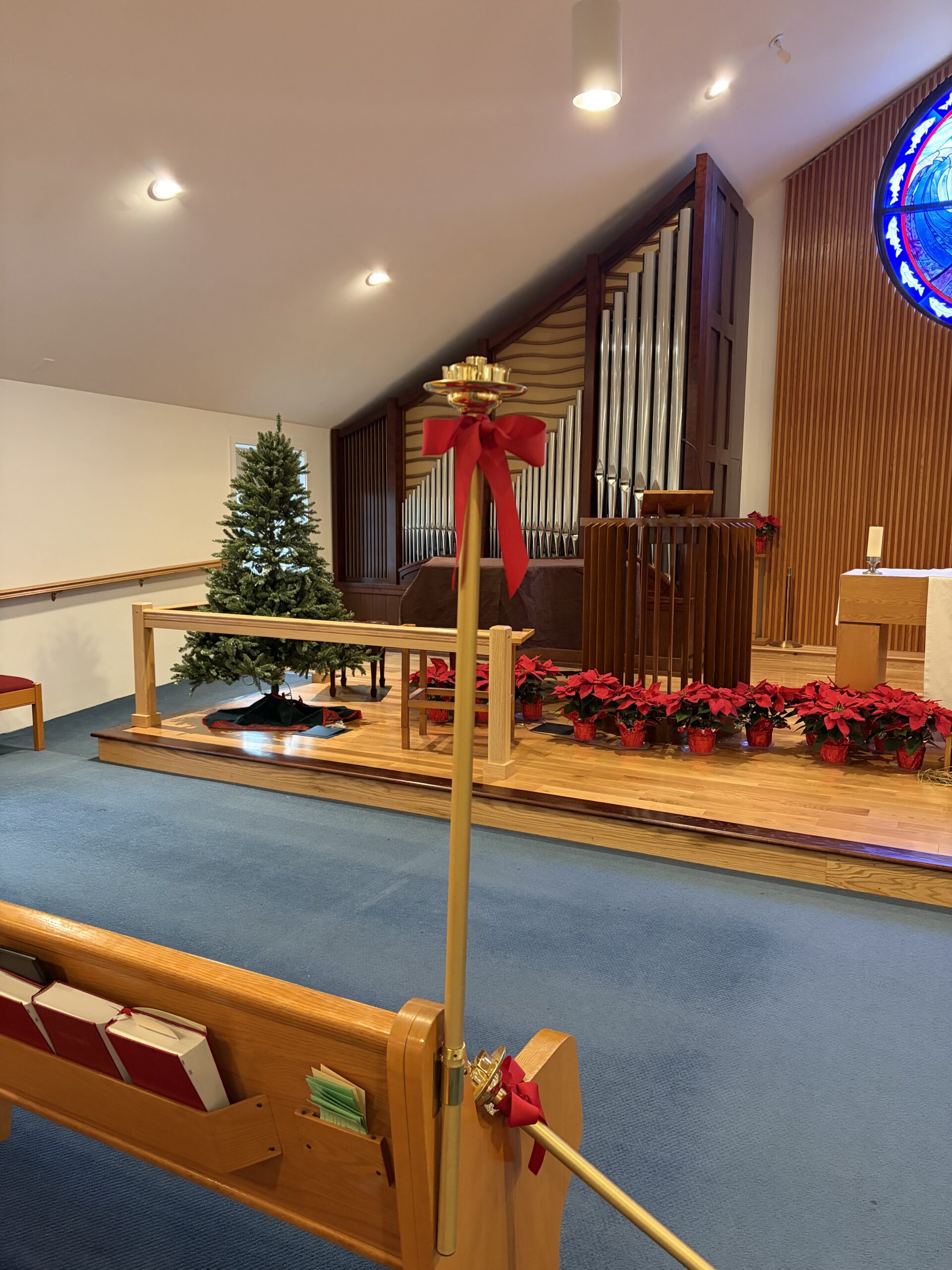 photo of worshipers at Saint Peter's Lutheran church interior
